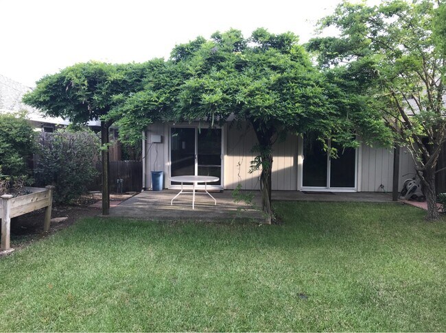 Building Photo - 3 Bedroom 1.25 bath Davis duplex in West D...