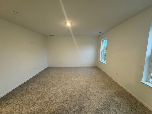 Building Photo - 14849 S Hillside Dr