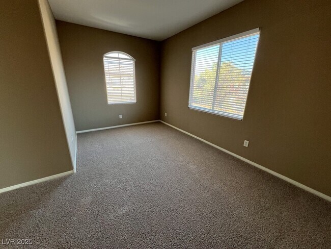 Building Photo - 733 Easter Lily Pl