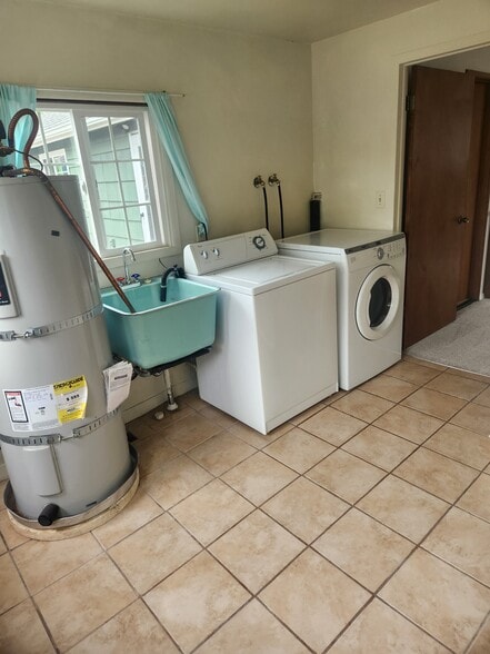 Building Photo - 15732 E Shore Dr