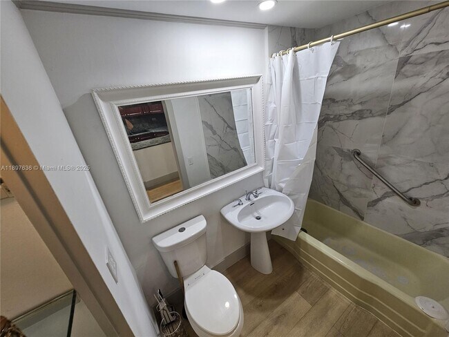 Building Photo - 1408 Brickell Bay Dr