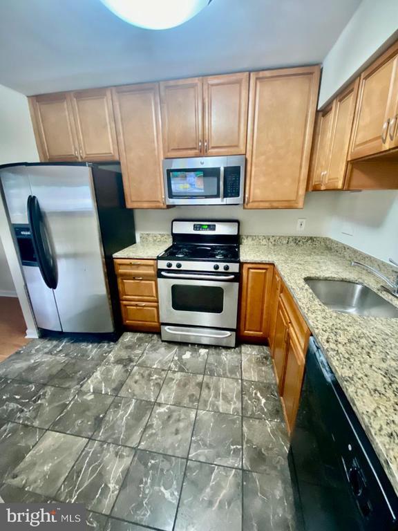 Building Photo - 2624 Redcoat Dr