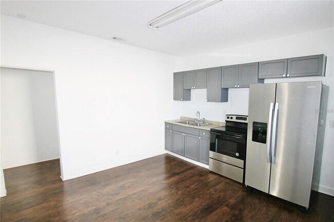 Building Photo - 610 Dundee Rd