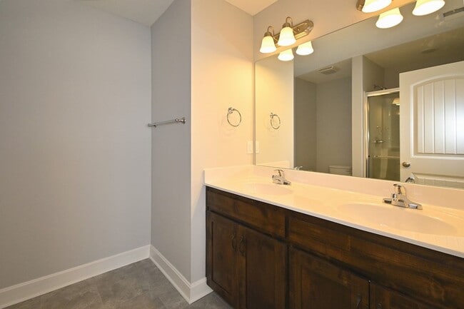 Building Photo - 3 Bedroom, 2.5 Bath Duplex