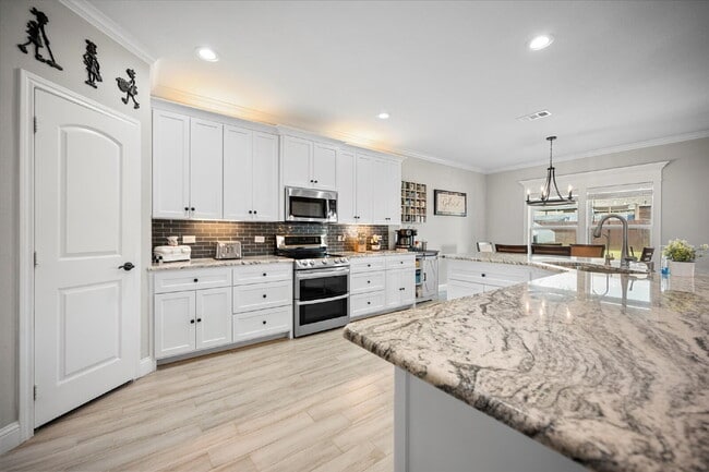 Building Photo - Stunning 3-bedroom, 2-bathroom home on an ...