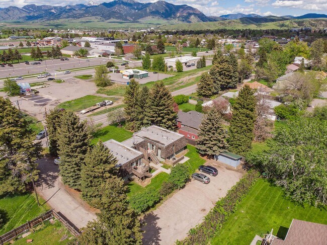 Building Photo - Fantastic location! 2 Bed, 2 Ba Unit with off street parking