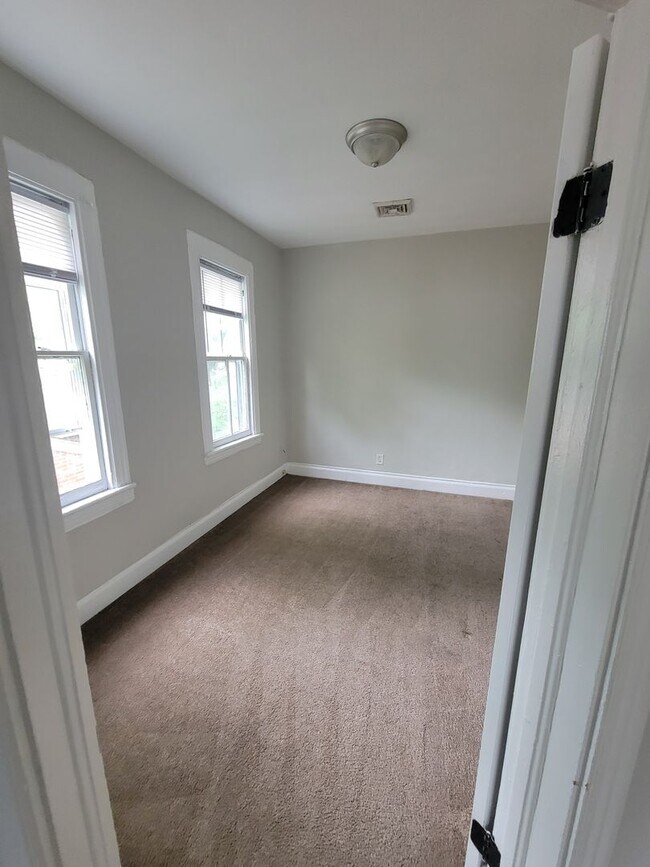 Building Photo - Cute Three Bedroom One and a Half Bath  Duplex in Historic Port Norfolk
