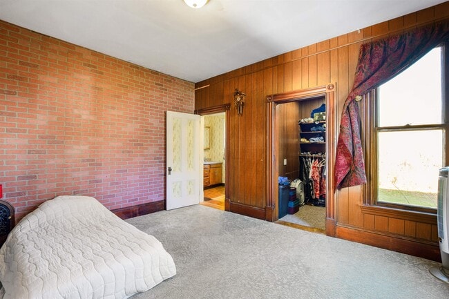 Building Photo - 19 Pine St