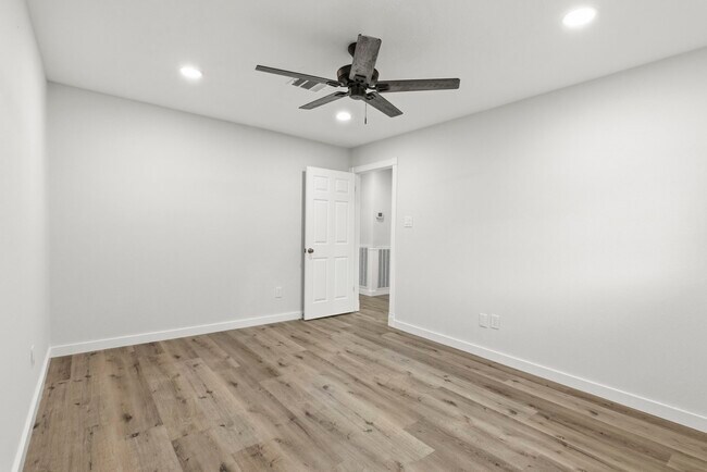 Building Photo - 15215 Parkville Dr