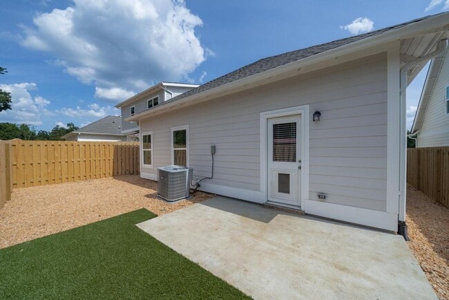 Building Photo - One Level Home with Garage and Fenced Backyard!