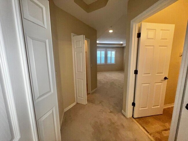 Building Photo - MOVE IN NOW-OVIEDO RENTAL!BEAUTIFUL 3 bd 2.5 bath townhome! 2 CAR ATTACHED GARAGE!FRESH PAINT! Wa...