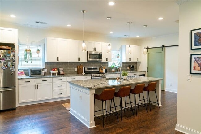 Building Photo - 1580 Pineview Terrace SW