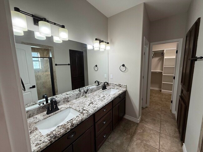Building Photo - 216 Canyon Oak Dr