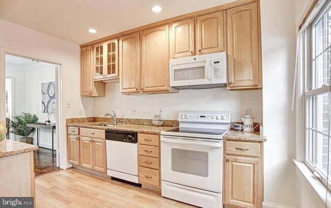 Building Photo - 3251 Sutton Pl NW