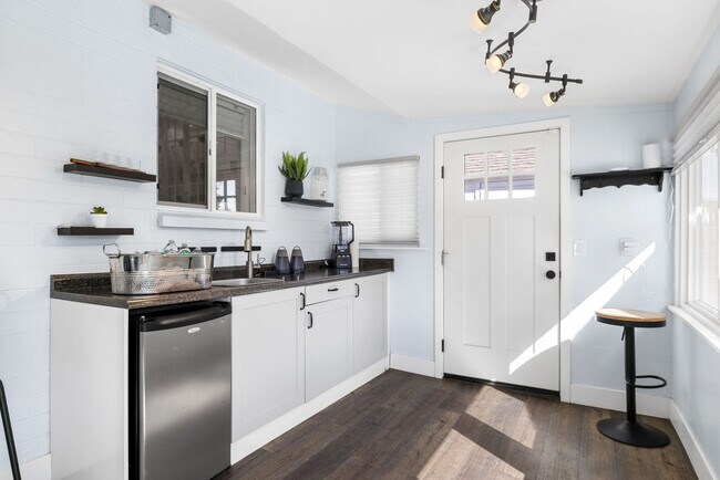 Building Photo - 8259 E Mulberry Ln