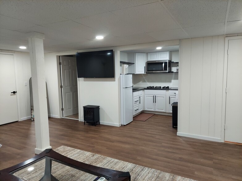 Building Photo - 5765 Penfield Pl