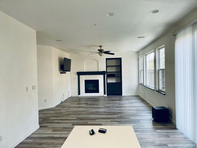Building Photo - Stunning SOLAR Home with Heated Pool / Spa...