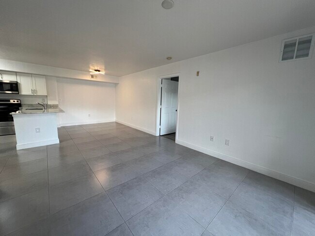 Building Photo - 191 SW Palm Dr