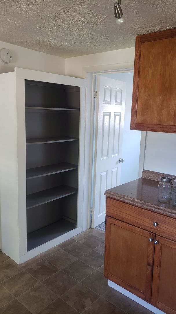 Building Photo - Move in Special - Half off fist months rent - 3 bedroom 1 bath