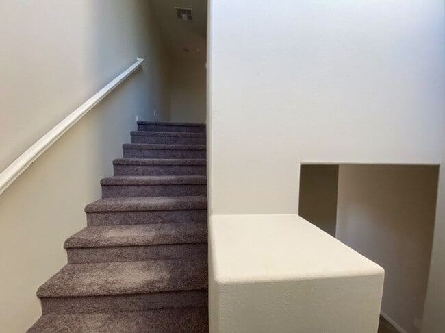 Building Photo - 4 BED 2.5 BATH 2 CAR GARAGE,  LARGE CORNER...