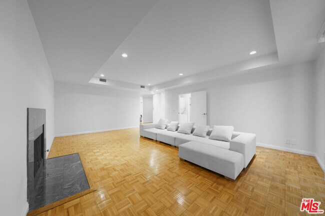 Building Photo - 1601 N Fuller Ave