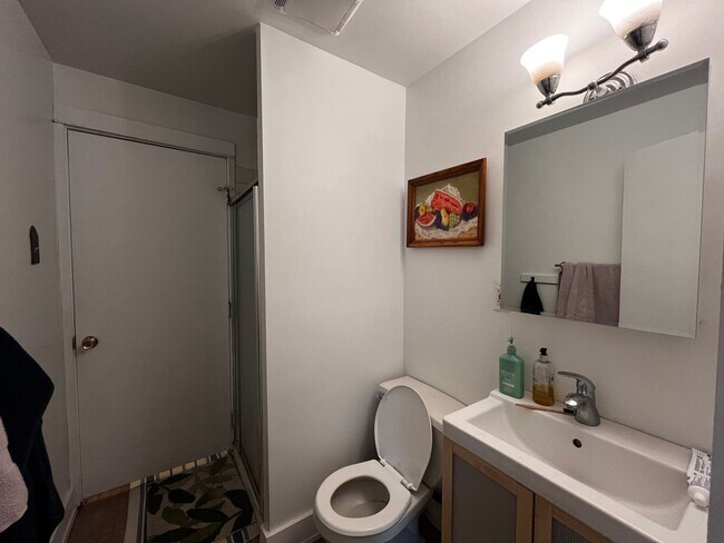 Building Photo - Bright and spacious one bedroom unit in a ...