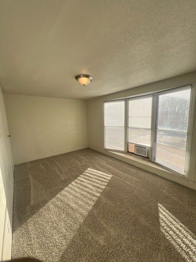 Building Photo - 1625 S 5th St