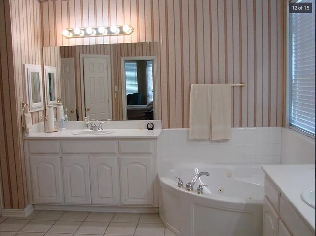 Building Photo - 1605 Berwick Dr