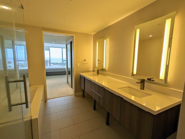 Building Photo - Fully Furnished Luxury Kakaako Living at Symphony 2 Bed, 2 Bath, 2 Parking