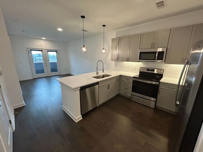 Building Photo - Beautiful 1-Bedroom Townhouse with Modern ...