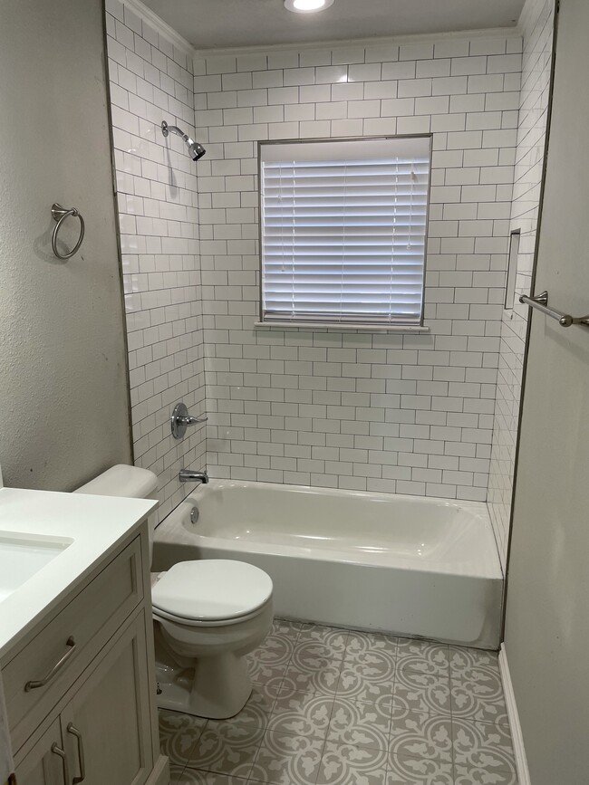 Building Photo - 613 S Andrews Ave