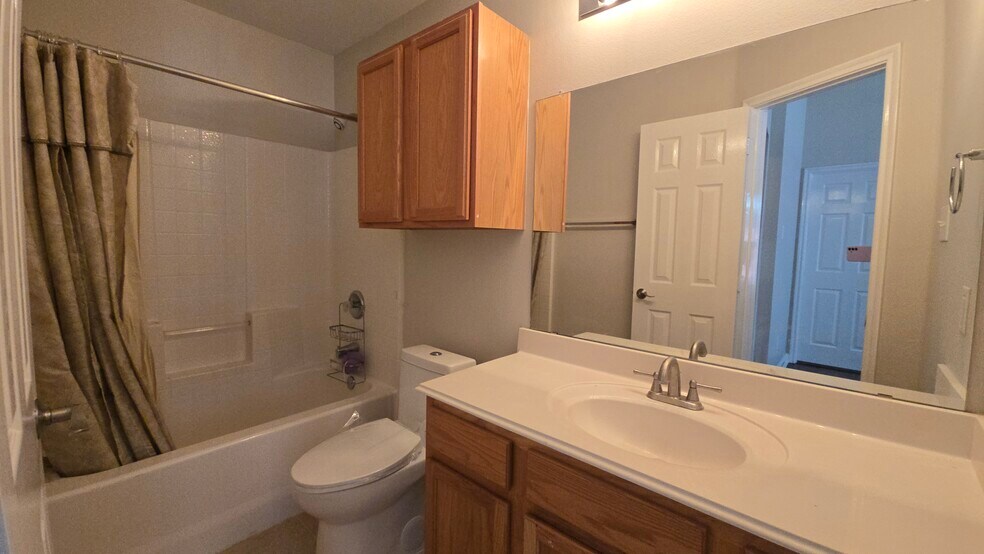 Building Photo - 6800 Oak Falls Dr