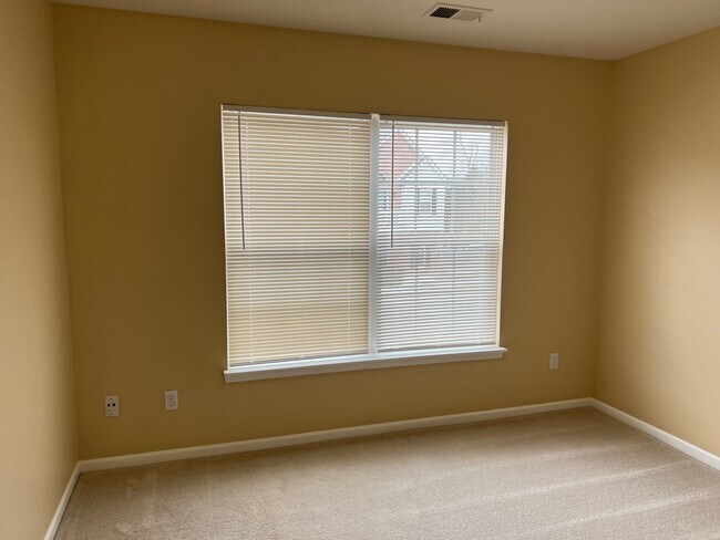 Building Photo - 724 Olde English Cir