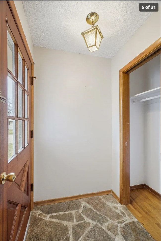 Building Photo - 4 Bed 2 Bath Rancher Original Hardwood Floors Corner lot 2400 Sq/Ft of space