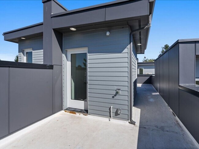 Building Photo - Beautiful Greenwood Townhome with Rooftop ...
