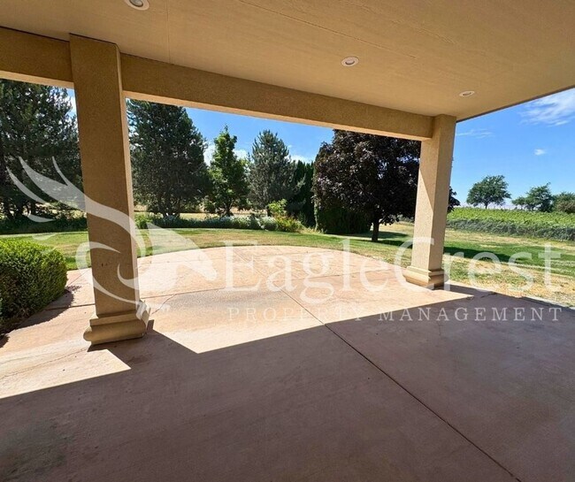 Building Photo - Luxury Bella Terra Estate with Mountain & Vineyard Views