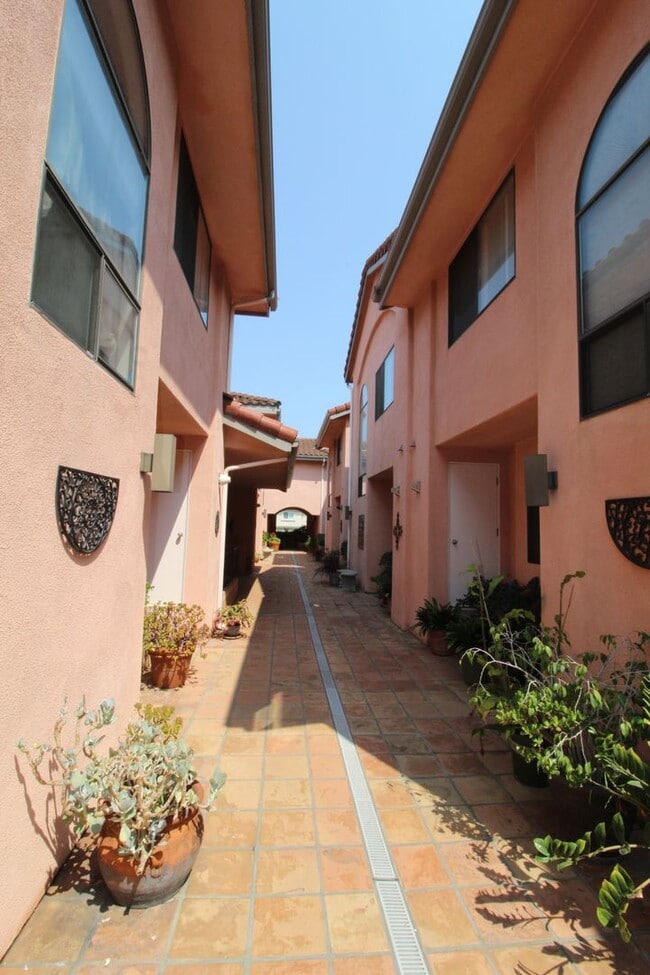 Building Photo - Quaint Gated Community near Pacific View Mall