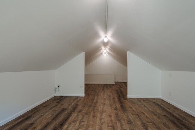Building Photo - Charming Burlingame Home, 2 Bedroom / 1 Ba...