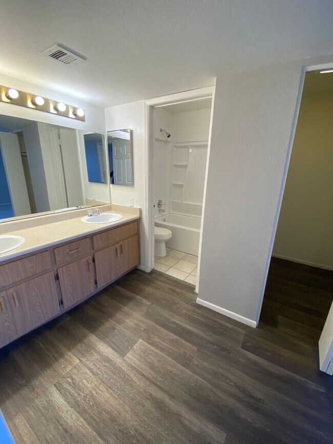 Building Photo - 2 bedroom 2 bath Condo near ASU