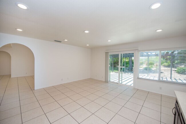 Building Photo - Spacious 4 Bedroom Home in Quiet Yorba Linda Neighborhood