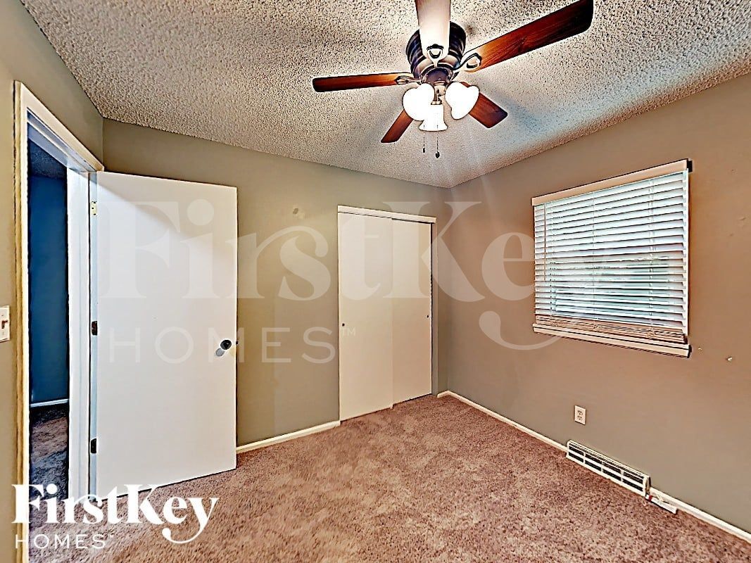 Building Photo - 5906 NW Walnut Creek Dr