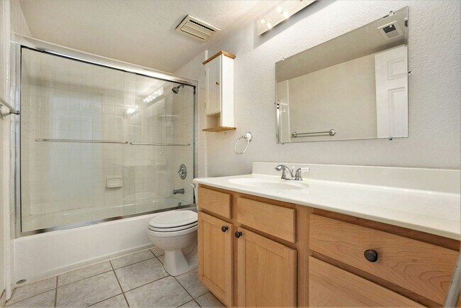 Building Photo - 109 Carob Ln