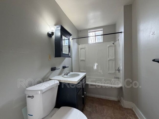 Building Photo - 902-904 1/2 S Limestone St.