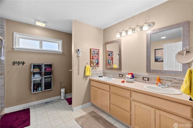 Building Photo - Quiet Updated Townhome in Prime Location!