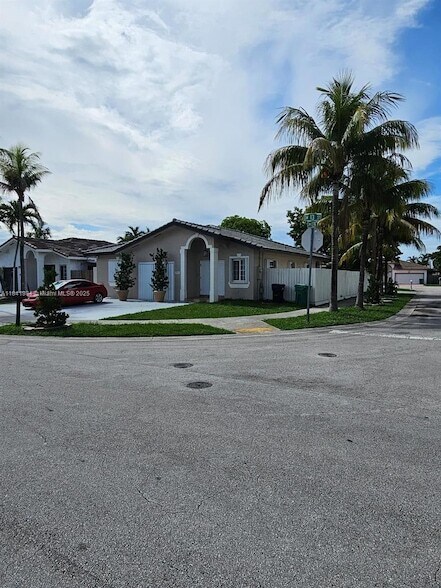 Building Photo - 13941 SW 13th St