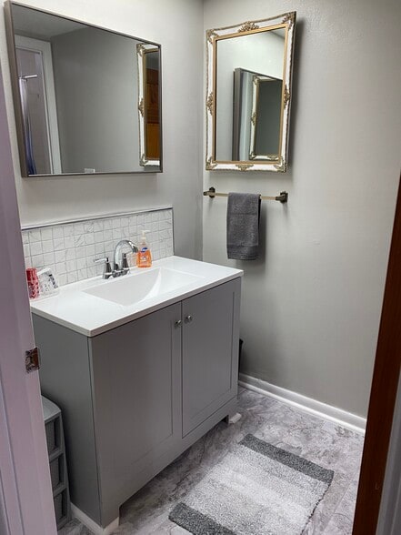Guest bath - 11717 Douglas Ln