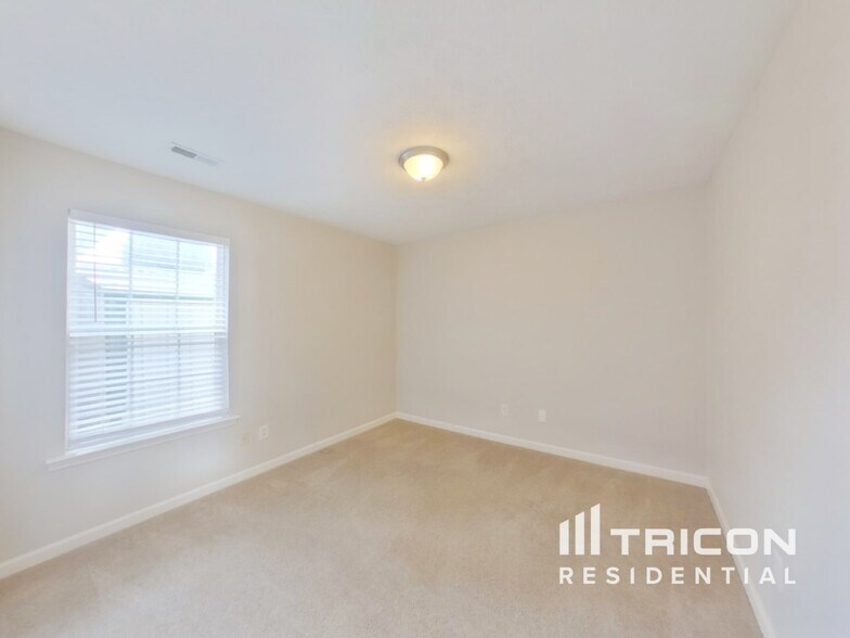 Building Photo - 2108 Montgomery Ln