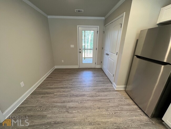 Building Photo - 250 Holly St