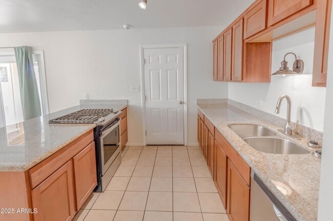 Building Photo - 7013 E Loma Land Dr