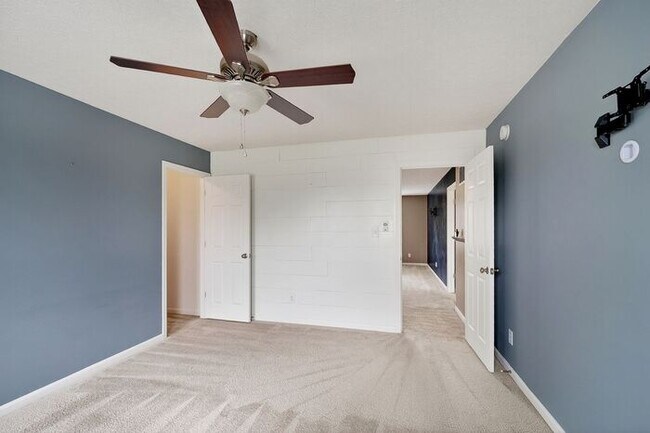 Building Photo - Quiet, comfort living in Westfield